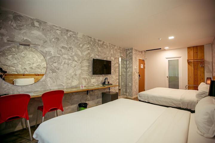 Room 10 of 34