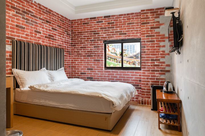Room 8 of 18