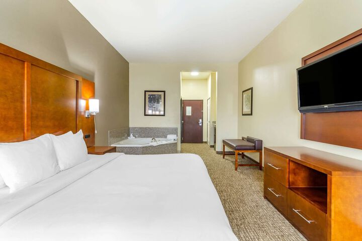 1 King Bed (2 of 8)