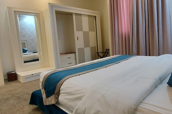 Room 13 of 34
