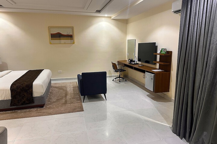 Room 9 of 42