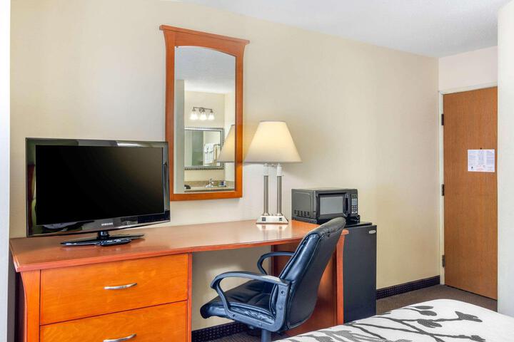 1 Queen Bed (12 of 16)
