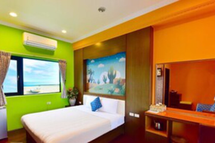 Room 11 of 28