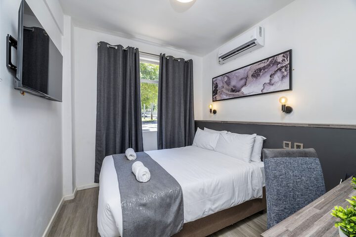 Room 6 of 42