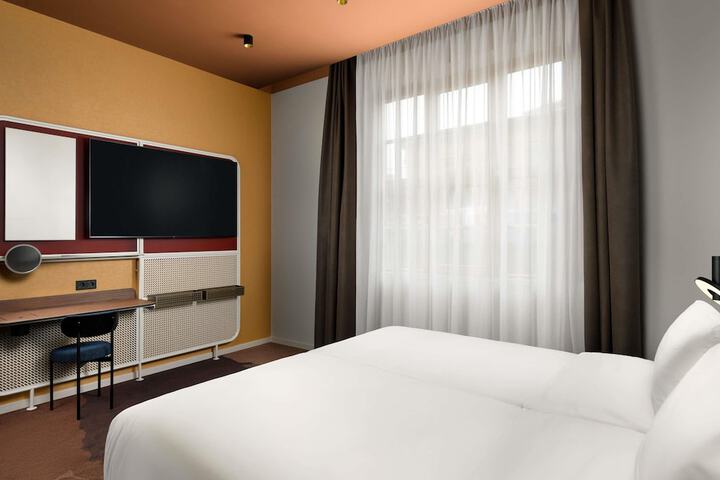 Room 42 of 170