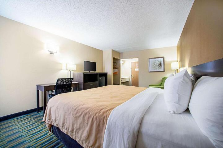 1 King Bed (2 of 9)
