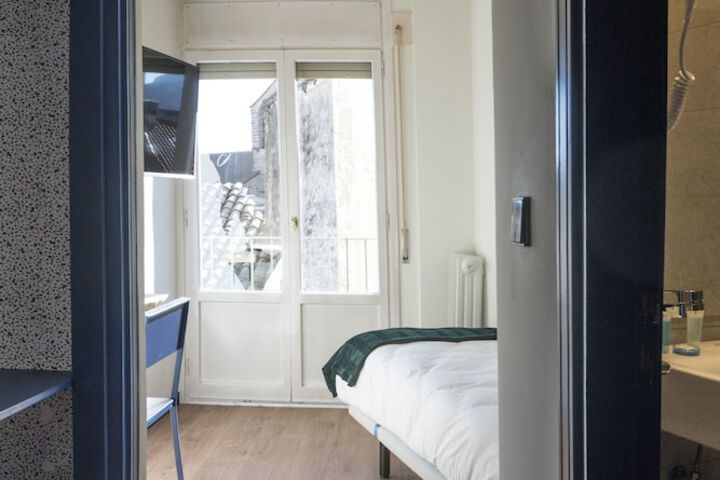 Room 28 of 65