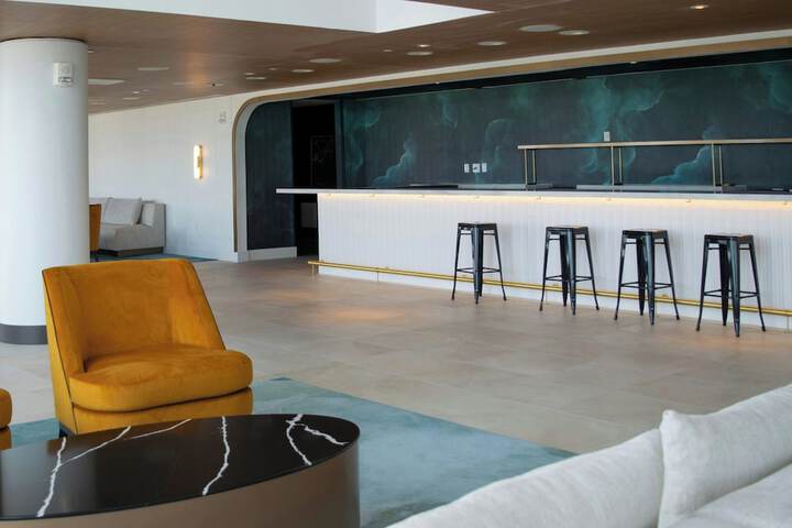 Lounge 82 of 102