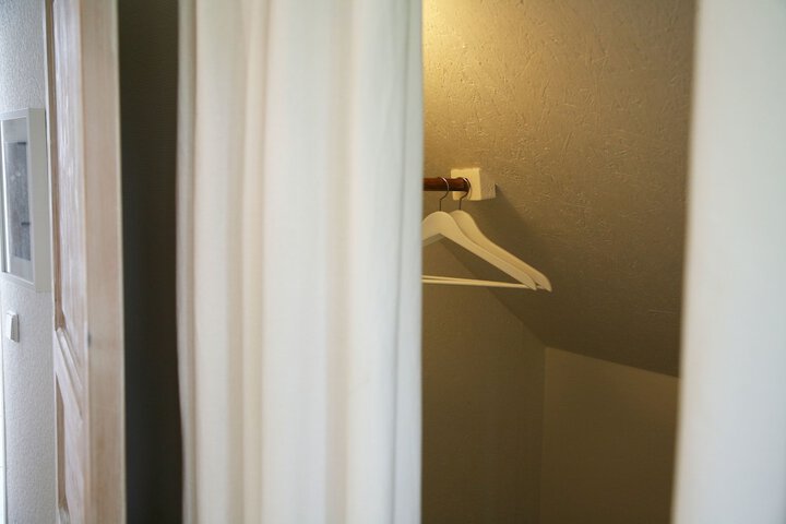 Room 5 of 189
