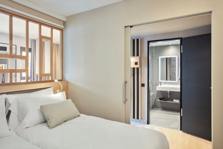 Room 5 of 16
