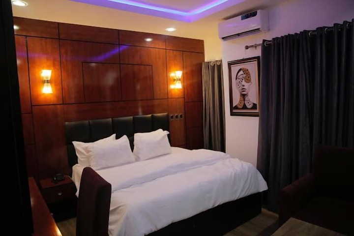 Room 4 of 61