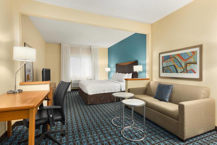 Accessible Suite 1 King Bed Accessible Roll in Shower Sofa Bed Living Area Microwave and Refrigerator Full Breakfast (4 of 4)