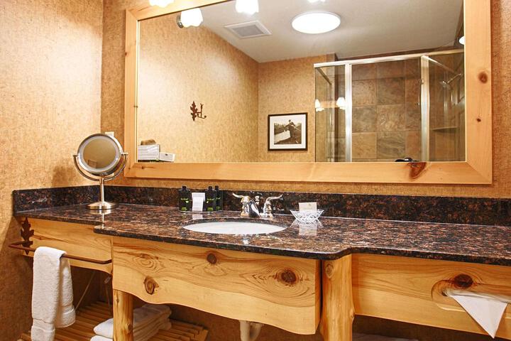 2 Queen Beds Lakefrt Balcny Microfridge Wetbar Shower Full Breakfast (21 of 30)