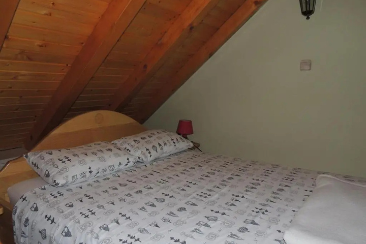 Room 10 of 12