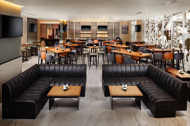 Lounge 71 of 79