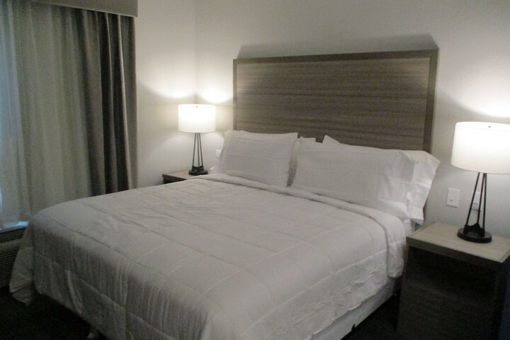 1 King Bed (4 of 11)