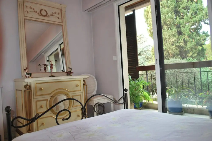 Room 2 of 8