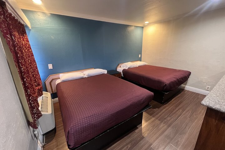 Deluxe Queen Bed (1 of 25)