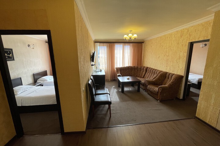 Room 9 of 32