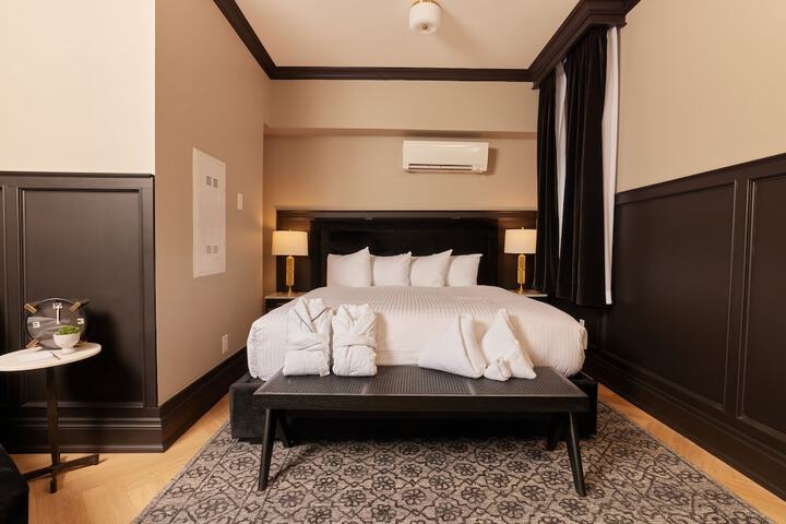 Grand Room 1 King Bed Balcony City View (27 of 48)