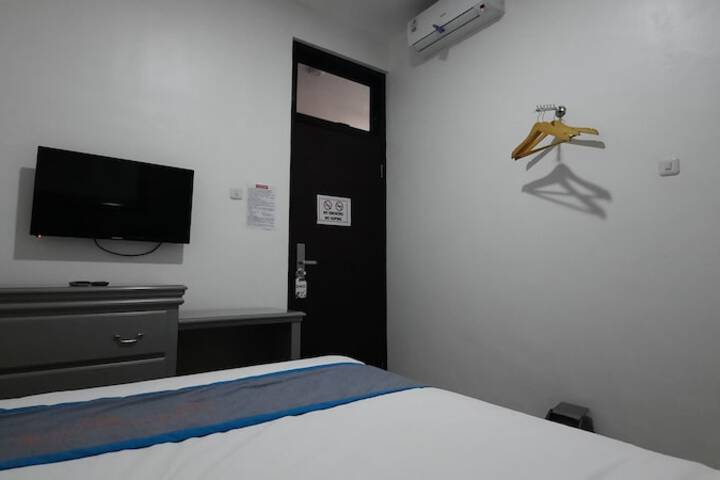 Room 5 of 12