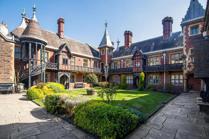 Exterior of Centrally-located Flat in Stunning Period Building