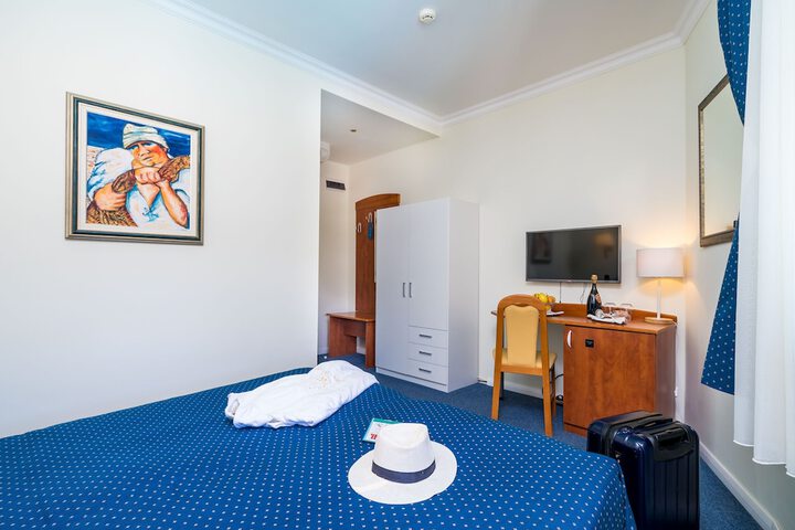 Room 15 of 53