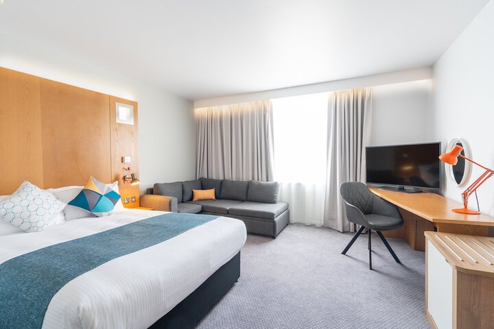 Room 10 of 83