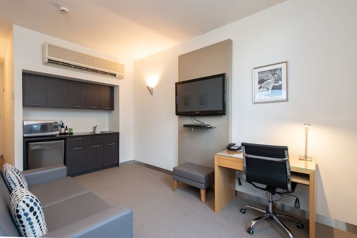 Room 33 of 80