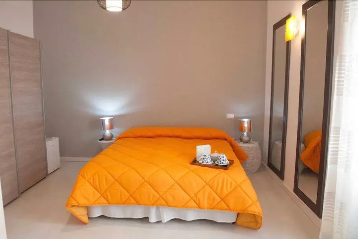 Room 5 of 12
