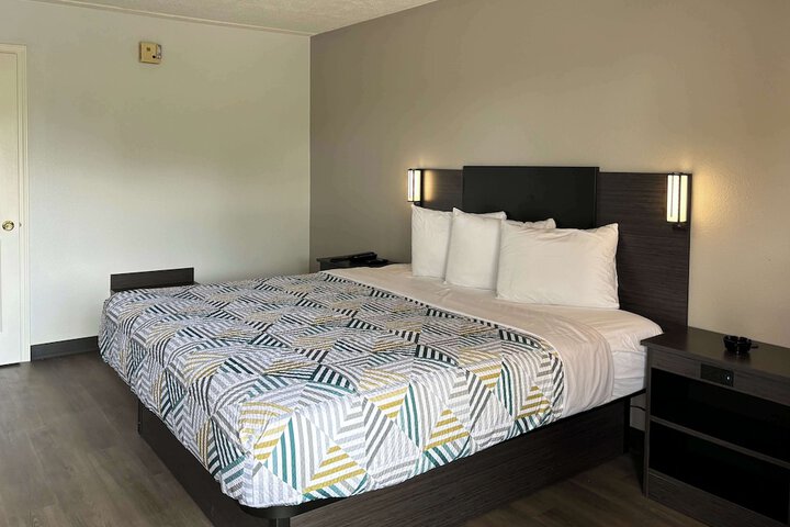 1 King Bed (9 of 11)