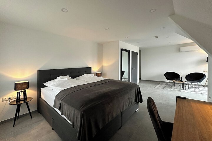 Room 34 of 179