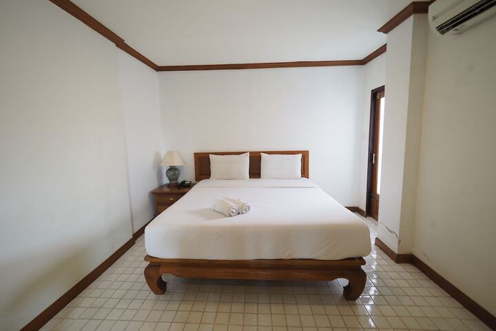 Room 13 of 32