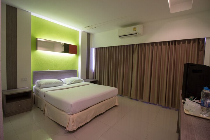 Room 6 of 37