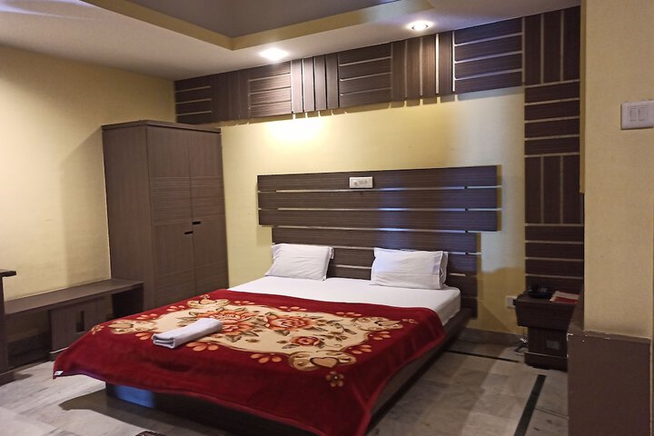 Room 16 of 34