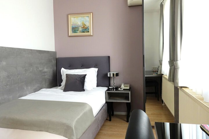 Room 2 of 33