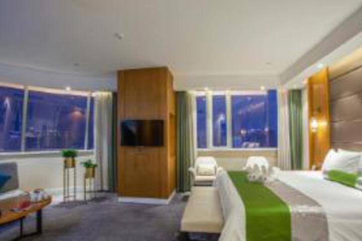 Room 14 of 16
