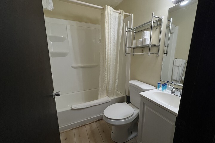 Comfort Room 1 King Bed Kitchen (9 of 70)
