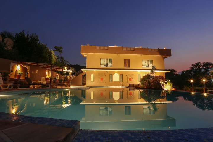 Pool Hotel