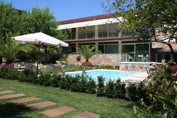 Pool 40 of 68