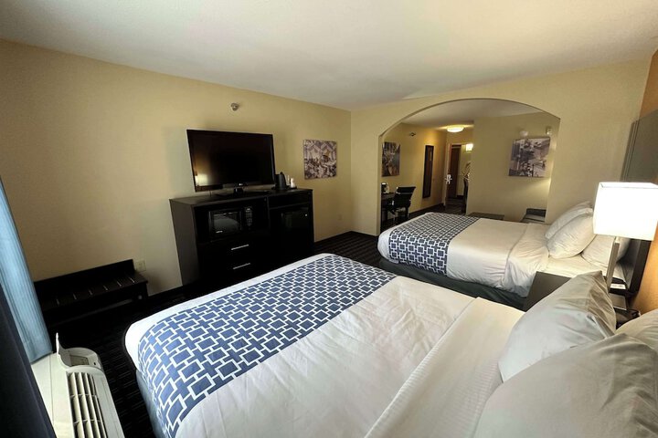 2 Queen Beds High Speed Internet Accessible Microwave and Refrigerator, Coffee Maker Iron and Ironing Board Hairdryer Full Breakfast (6 of 6)