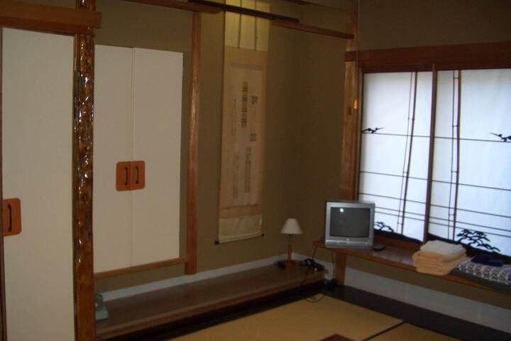 Room 8 of 32
