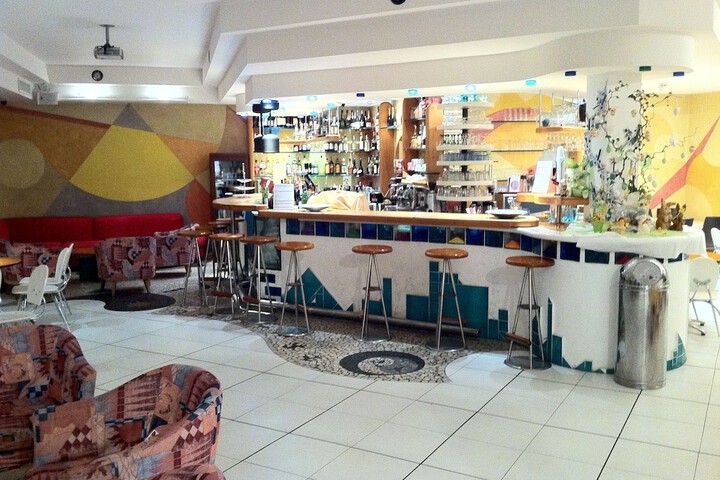 Lounge 45 of 74