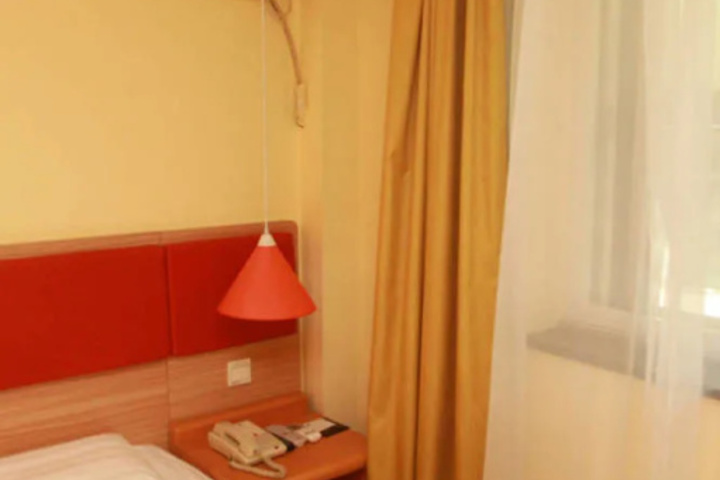 Room 6 of 16