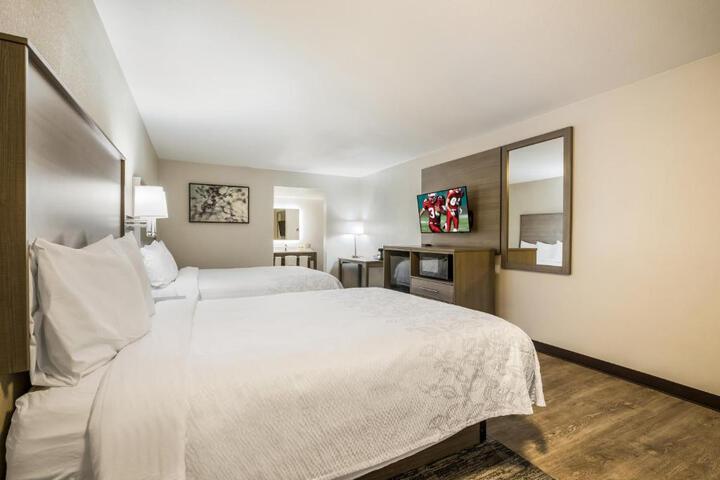 2 Queen Beds (11 of 12)
