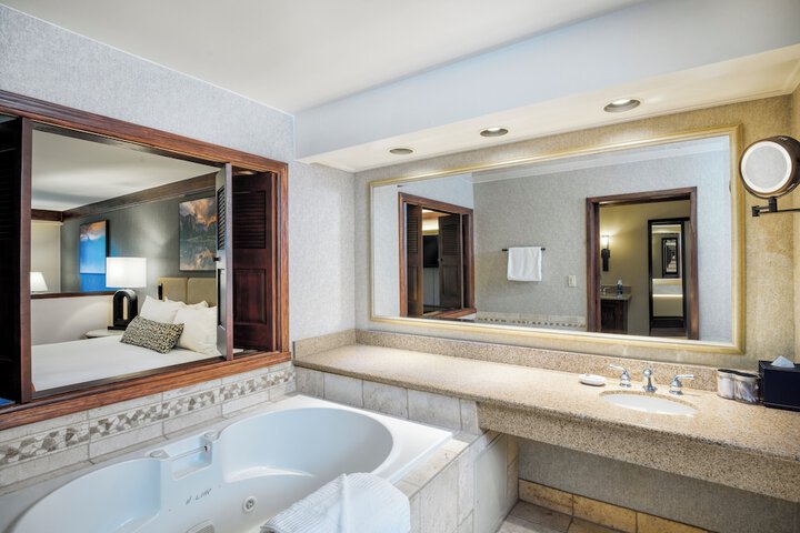 Suite 1 King Bed Spa (1 of 5)