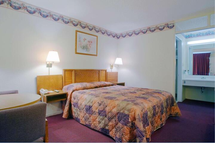 1 Queen Bed (9 of 9)