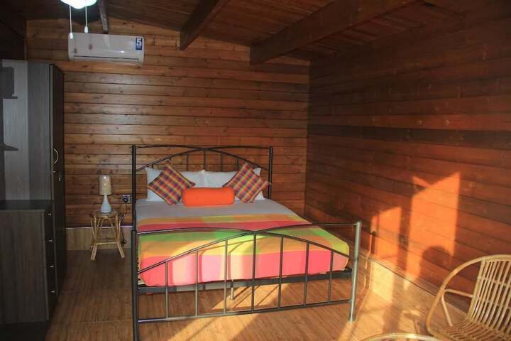 Room 4 of 8