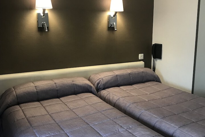 Room 3 of 40