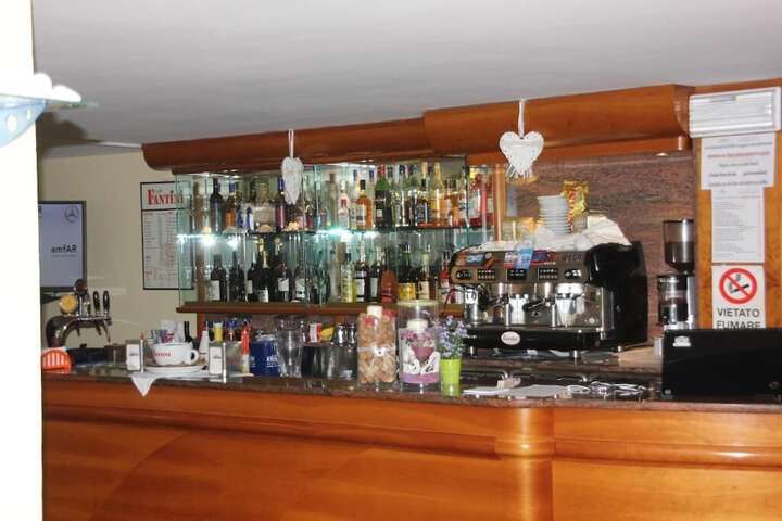 Lounge 17 of 23